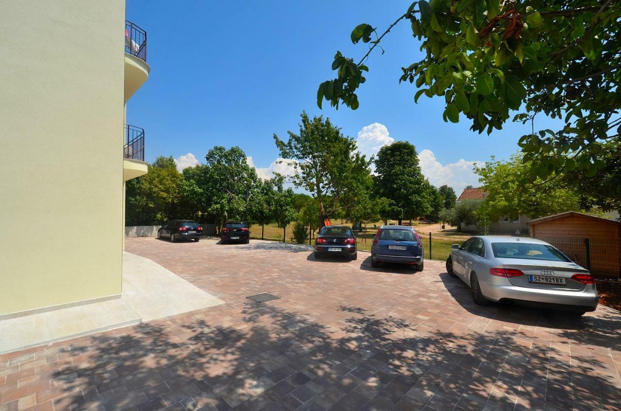 Stella Apartments Новиград Екстериор снимка